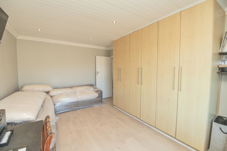 4 Bedroom Property for Sale in Clarendon Marine Eastern Cape